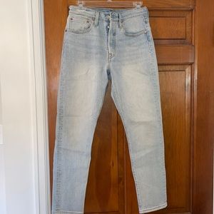 Light wash Levi’s high rise jeans